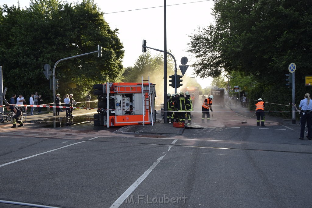 TLF 4 umgestuerzt Koeln Bocklemuend Ollenhauer Ring Militaerringstr P061.JPG - Miklos Laubert